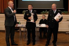 Auf gute Zusammenarbeit: Bürgermeister Mirko Buhr (li.), Stadtwehrführer Silvio Spiegel (Mitte) und sein Stellvertreter Peter Pertzsch (re.).