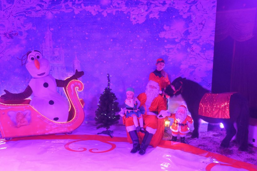 In der Weihnachtsshow werden unter anderem Schneemann Olaf, der Weihnachtsmann sowie große und kleine Wichtel für jede Menge Magie und weihnachtliche Stimmung sorgen. Foto: Dany Dawid