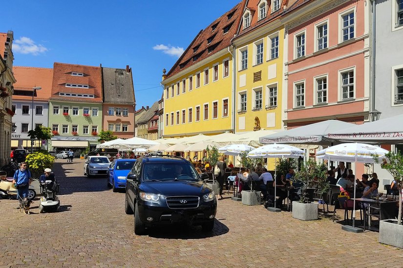 Autos drängen sich über den Marktplatz von Pirna. Dabei könnte ein verkehrsfreier Platz die Aufenthaltsqualität deutlich erhöhen. Foto: A. Liebscher/Archiv