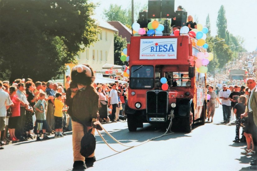 Tausende säumten beim Festumzug zum Tag der Sachsen 1999 die Pausitzer Straße in Riesa - Daran will man anknüpfen. Fotos: Farrar/Schröter/Berthold/Stadt Riesa