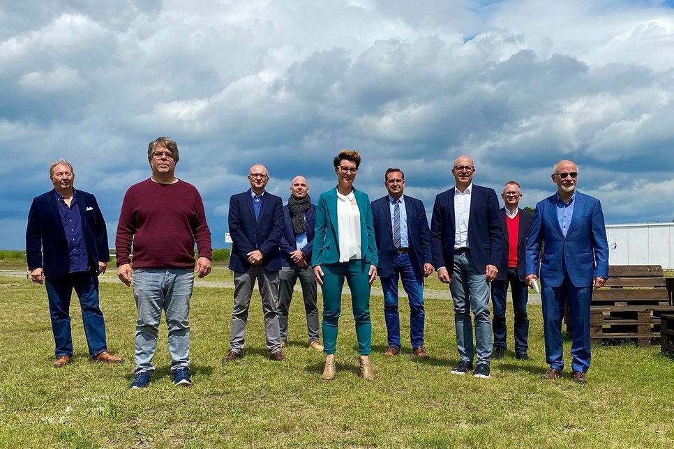 Die neun Gründungsmitglieder des neu gegründeten Fördervereins für den Zivil-, Brand- und Katastrophenschutz auf dem Flugplatz in Welzow. Foto: J. Simons