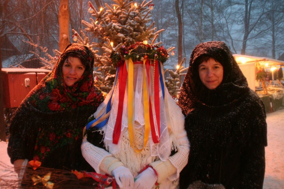 Der Spreewald ist auch im Winter eine Reise wert. Zahlreiche Veranstaltungen laden zu Ausflügen ein - wie etwa die Spreewaldweihnacht im Freilandmuseum Lehde bei Lübbenau mit dem Bescherkind. Foto: Archiv/sts