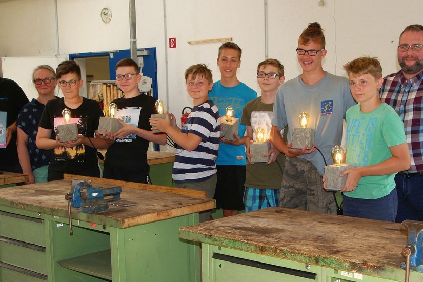 Sieben Jungs haben ihre Ferien mit einem Handwerkerkurs in der Offenen Werkstatt begonnen. Ihr »Lohn« sind viele Erfahrungen in den Bereichen Elektronik, Baugewerbe und Metallhandwerk sowie eine eigene Designlampe. Foto: Farrar