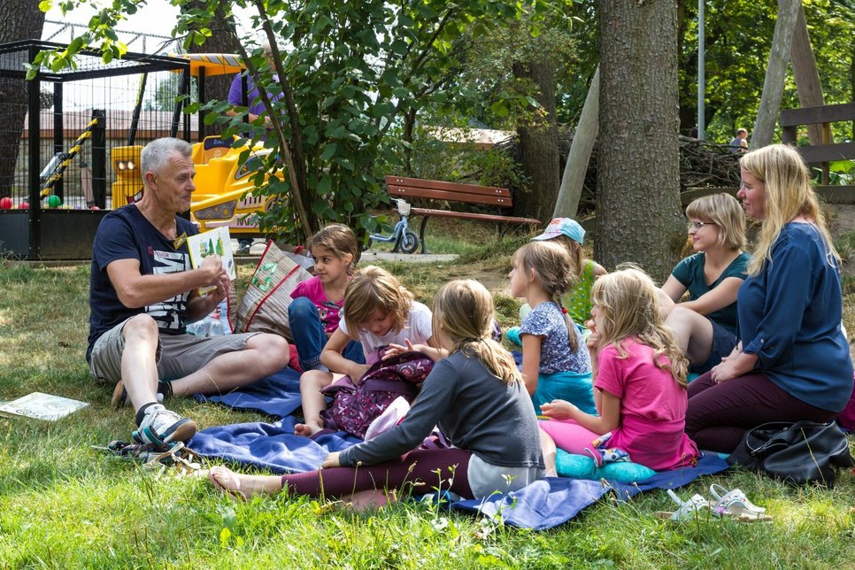 Eine aktuelle Veranstaltungsreihe für Kinder in Senftenberg ist die Aktion „Lesen am See“. Foto: Stadt Senftenberg/Andreas Groebe