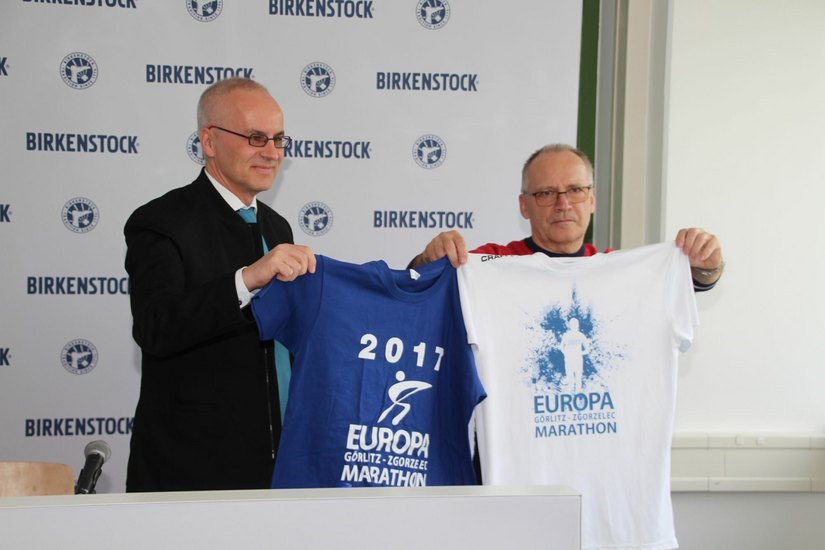 Zum Europamarathon wird es auch wieder neue T-Shirts für Läufer und Helfer geben. Hier zeigen Norbert Wege (links) und Detlef Lübeck die neuen Leibchen. Foto: Keil