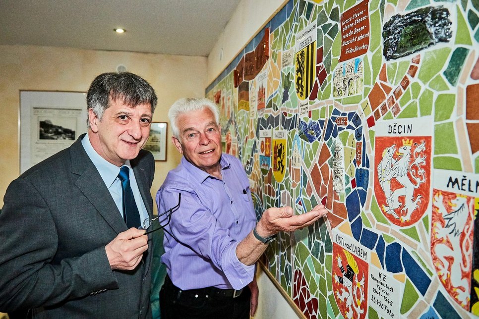Künstler Manfred Engel (re.) zusammen mit Rainer Weiß (Elbparadies Pirna) am Mosaik. Foto: Marko Förster