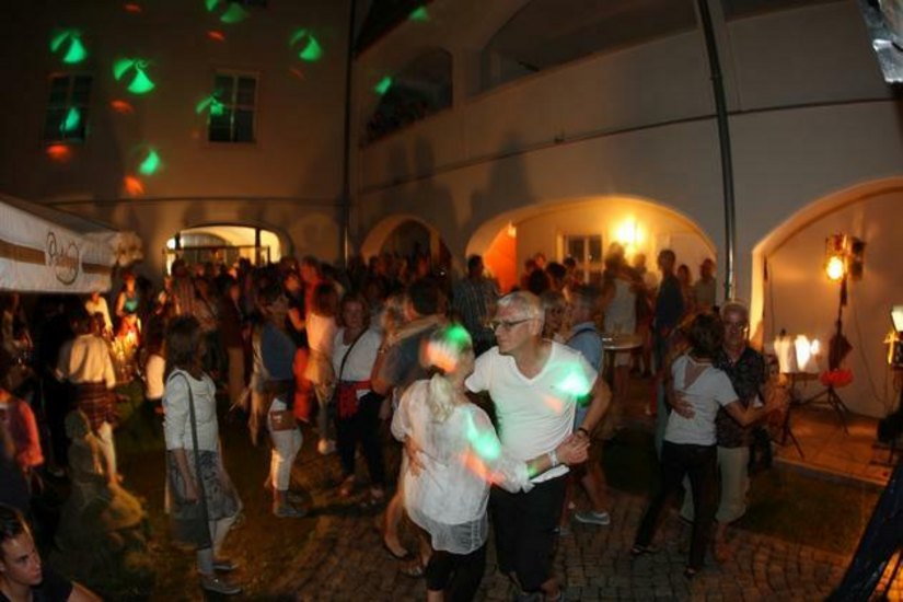 Die Hofnacht in Pirna findet jedes Jahr am ersten Samstag im August statt. Dieses Jahr fällt sie aus. Foto: Archv / D. Förster