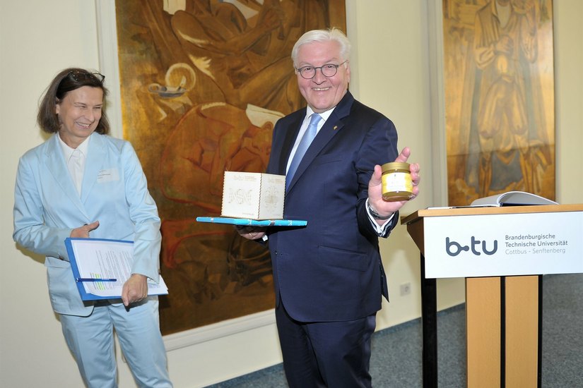 Neben viel Wissenschaft überreichte BTU-Präsidentin Gesine Grande (l.) ein Glas Honig von den BTU-Bienen an Frank-Walter Steinmeier (r.).