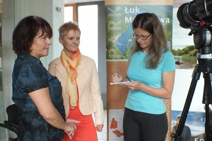 Nancy Sauer (rechts), Leiterin der Geschäftsstelle des Geoparks Muskauer Faltenbogen, im Gespräch mit den ungarischen Medien. Foto: Geoparkbüro