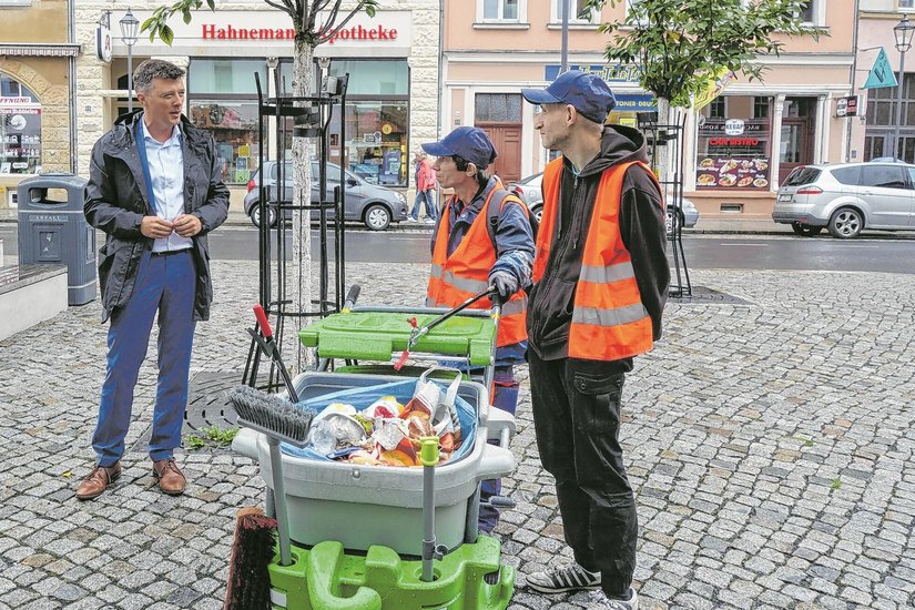 Bürgermeister Markus Renner begrüßt die neuen Mitarbeiter für mehr Sauberkeit: Ralf Kellner und Maik B.