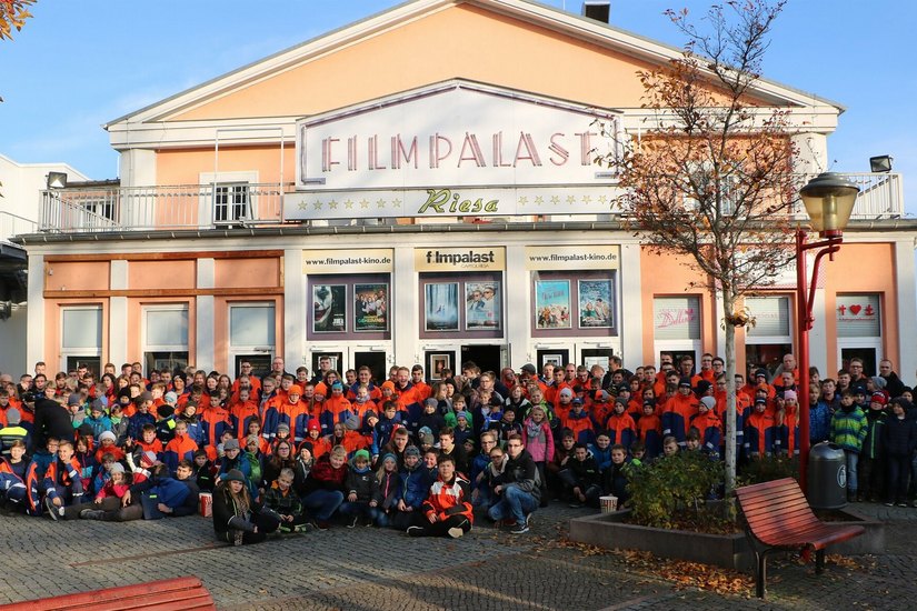 Nachwuchs-Feuerwehrmänner und -frauen beim Kinotag 2019 in Riesa.