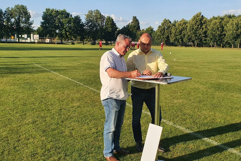 V.l.: Rocco Schmidt (APEX-Projekt) und Steffen Herold, Vorstandsvorsitzender der SG Willmersdorf bei der Vertragsunterschrift zum Namenssponsoring des „APEX OstSEEsportpark“.