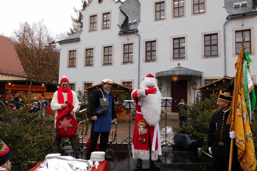 Im vorigen Jahr wurde der Weihnachtsmann vom Ersten Bürgermeister  Mirko Kretschmer-Schöppan empfangen. Diesmal macht das OB Uwe Rumberg selbst.          Foto: cda