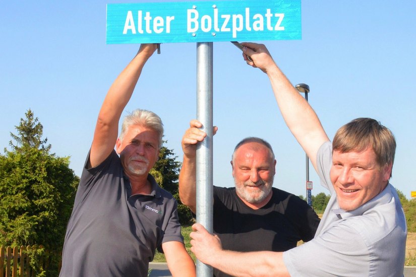 Großenhains Oberbürgermeister Dr. Sven Mißbach (r.) montiert das neue Straßenschild an der Einmündung zum neuen Wohngebiert »Zschauitzer Landstraße«. Unterstützt wird er dabei von den Investoren Jörg Kuschmann (l.) und Wolfgang Lässig.
