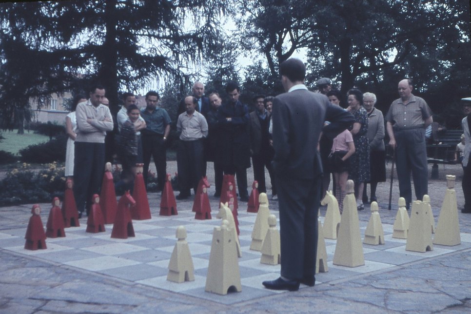Das Bild aus dem Jahr 1965 zeigt das Schachspiel im Birkenwäldchen, dessen Figuren heute noch im Stadtpark verwendet werden.