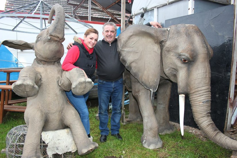 Bei Zirkusleuten gibt es auch in Krisenzeiten immer etwas zu tun. Derzeit bringen Tochter Jasmin und Papa Roland Krämer die beiden Gummi-Elefanten Max (l.) und Moritz (r.) wieder auf »Vordermann«. Foto: wit