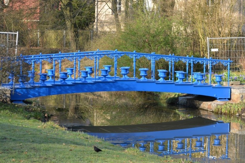 Die sanierte Fuchsienbrücke verbindet Neues Schloss und dem Herrengarten. Foto: Stiftung Fürst-Pückler-Park Bad Muskau