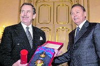 Präsidenten unter sich: Vaclav Havel und Rudolf Schuster 2003 in Bratislava. Foto: CTK