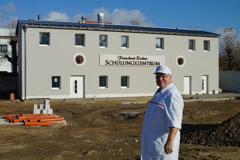 Geschäftsführer Roland Richter vor dem neuen Schulungszentrum. Foto: T. Keil