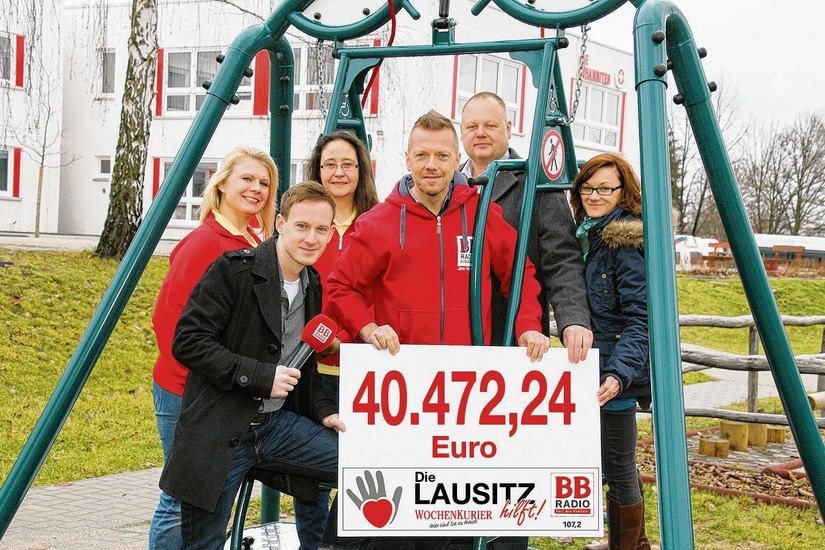 Danke Lausitz für 40.472,24 Euro, die nun für den Bau des behindertengerechten Spielplatzes auf dem Gelände der Johanniter in Cottbus genutzt werden können! Foto: Jan Hornhauer