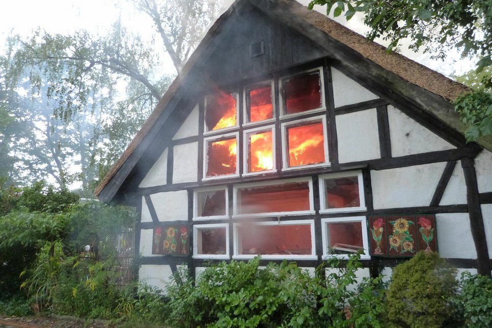 Nach einem Blitzeinschlag brannte ein Haus im Cottbuser Ortsteil Branitz.