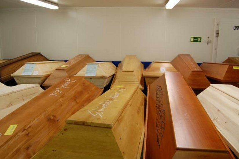 Die Platzkapazitäten des Krematoriums sind ausgereizt. Särge werden nun in einer Halle zwischengelagert. Foto: Symbolbild