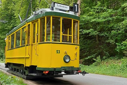 Der Görlitzer Triebwagen 23 ist zum Jubiläum zu Gast im Kirnitzschtal.