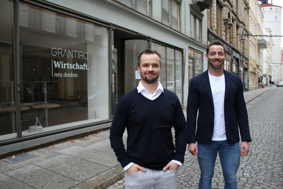 Christoph Scholze (links) und Johannes L. Sauerwein Ende November vor dem neuen Grantiro-Büro auf der Steinstraße in Görlitz. Foto: Keil