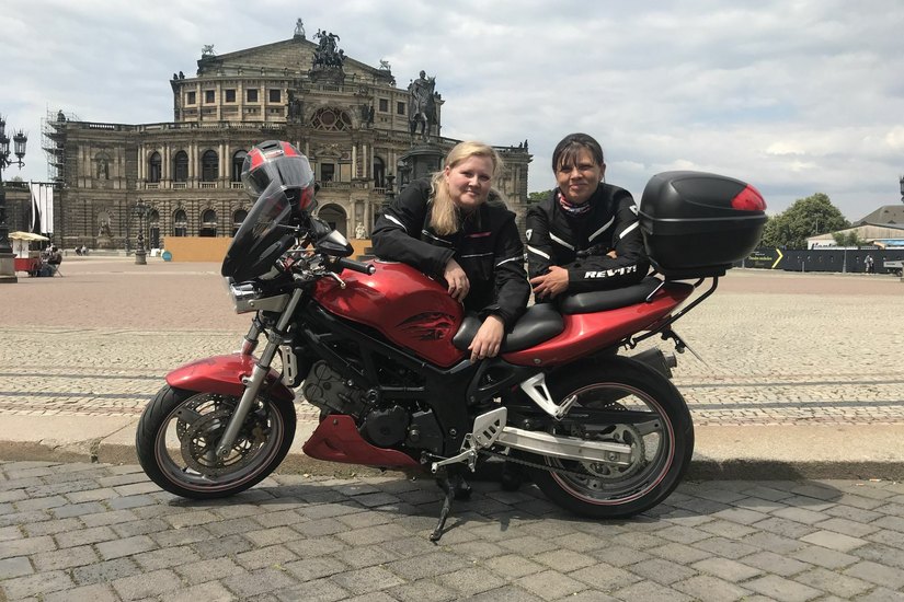 Sara Brendel und Mona Brendel-Salomo (v.l.) organisieren den Biker-Protest am 4. Juli für Mitteldeutschland. Foto: Zastrow