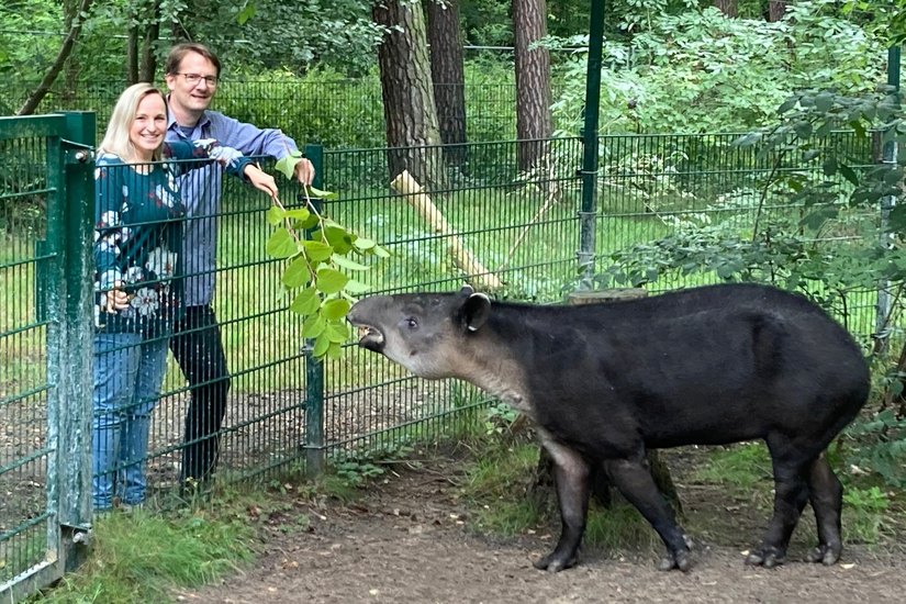 Zooschullehrerin Julia Nitsche und Tierparkdirektor Dr. Jens Kämmerling am Tapirgehege Foto: Tierpark Cottbus