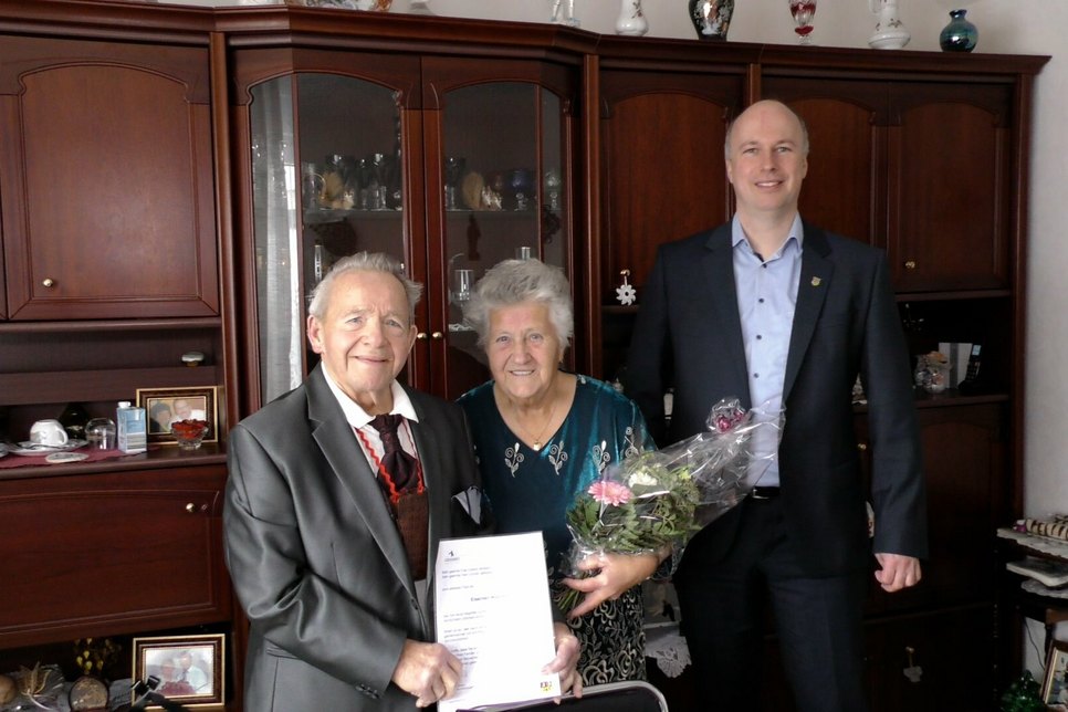 Bürgermeister Mirko Buhr (r.) gratulierte Gisela und Günter Jäntsch zur Eisernen Hochzeit.