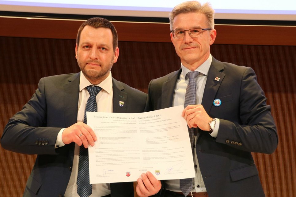 Es ist besiegelt: Bürgermeister Raivis Anspaks und sein Kollege Jörg Gampe aus Finsterwalde.