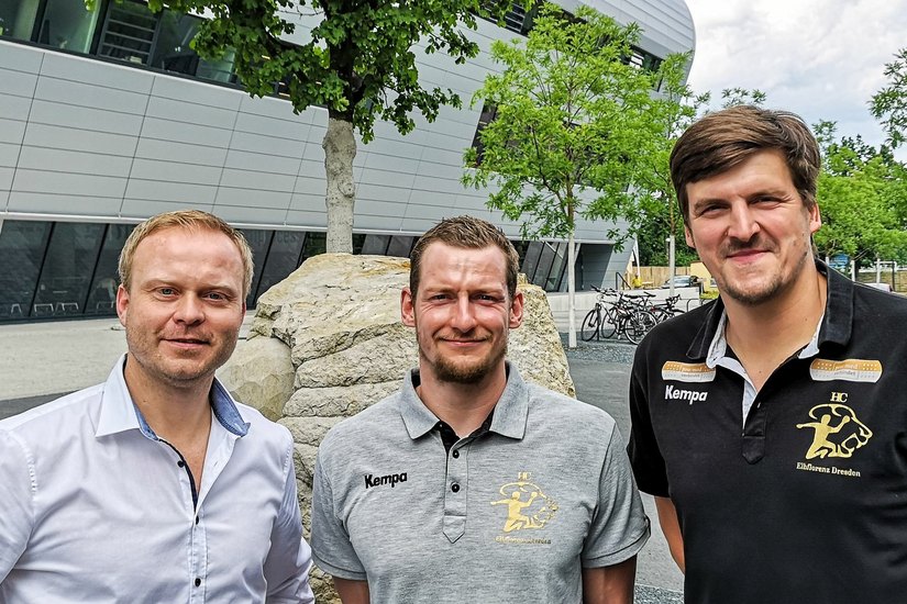 Im Bild von links: Karsten Wöhler (Manager), Mario Huhnstock und Rico Göde (Cheftrainer). Foto: HC Elbflorenz Spielbetriebs GmbH