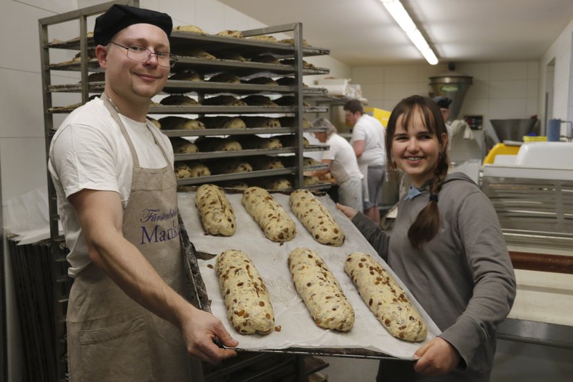 Bäckermeister Peter Penzel  und Hannah (13), die vom Sonnenstrahl e.V. betreut wird. Foto: Mutschke