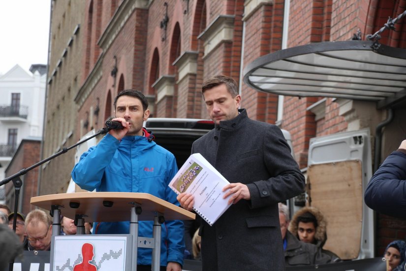 Matthias Schöneich (links), Alliance Manager bei Siemens in Görlitz, übergab eine Petition mit rund 12000 Unterschriften an Martin Dulig. Foto: Keil