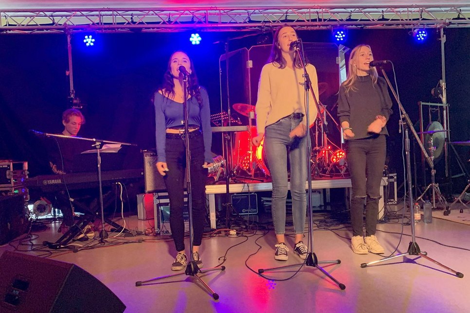 Gewannen den Sonderpreis in der Kategorie Rock-Pop: Romina Röck, Johanna Giel und Lorelies Kappler (v.l.n.r.) mit ihrem „Vocal Harmony Project“. Foto: Kreismusikschule