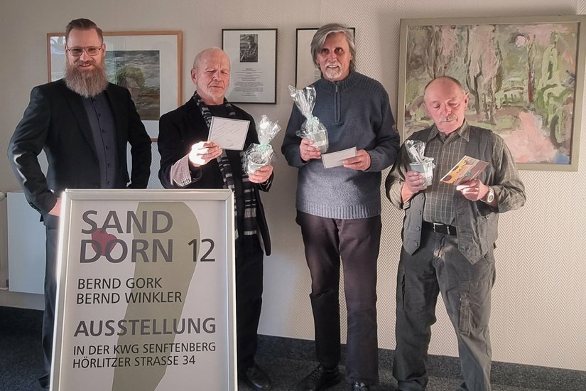 Tobias Dorn (Geschäftsführer KWG), Bernd Winkler und Bernd Gork (Maler) und Prof. Alfred Tempel bei der Eröffnung der Ausstellung.