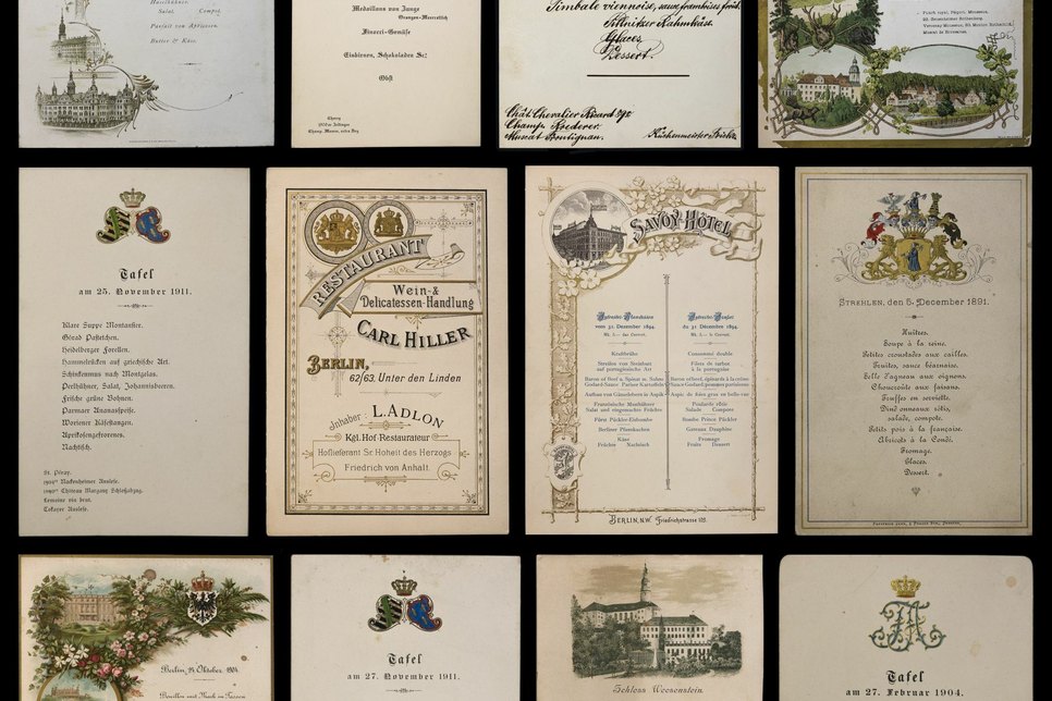 Menükarten aus der Sammlung Birsner, darunter die Karte von Carola von Sachsen auf Jagdschloss Rehefeld vom 18. Juni 1903. Fotos (2): SLUB Dresden
