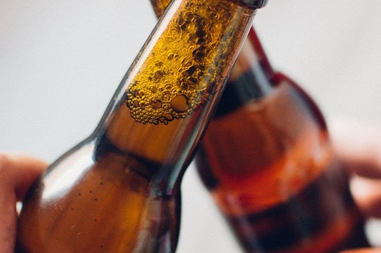 Wer gegen das Alkoholverbot verstößt, dem droht ein Bußgeld von bis zu 1.000 Euro.