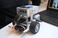 In der Robotik AG werden kleine Roboter zusammengebaut und anschließend programmiert.