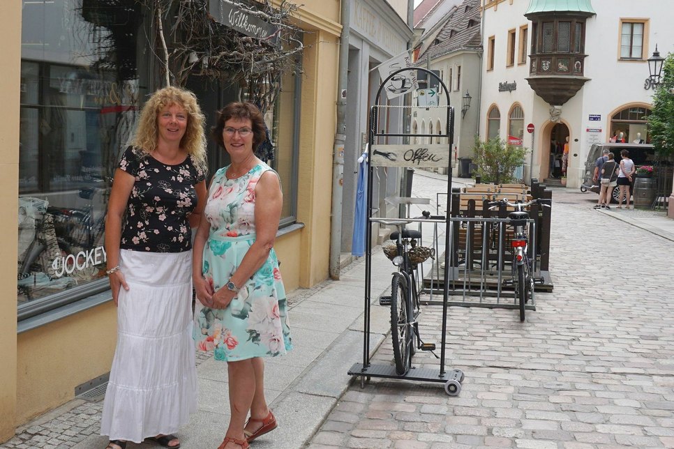 Mehr Frauenpower in der Innenstadt durch die beiden Citymanagerinnen Annett Wauer-Knobloch und Brigitte Lustik (v.l.). Foto: Stadt