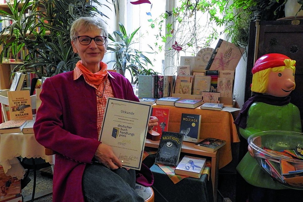 Annaluise Erler zeigt stolz die Urkunde für den Buchhandlungspreis und wünscht  sich, dass noch mehr Lesefreudige auf dieses kleine, besondere Leseparadies aufmerksam werden. Foto: Wo