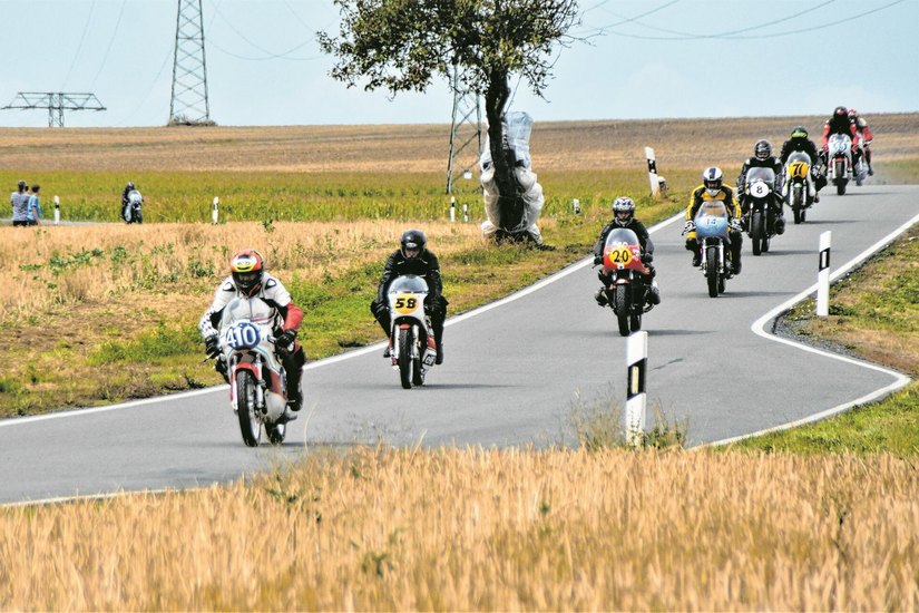 Ein internationales Fahrerfeld mit historischen Rennmotorrädern bestimmten die 16. Weidaer-Dreieck-Läufe. Hier Teilnehmer in Klasse 7.