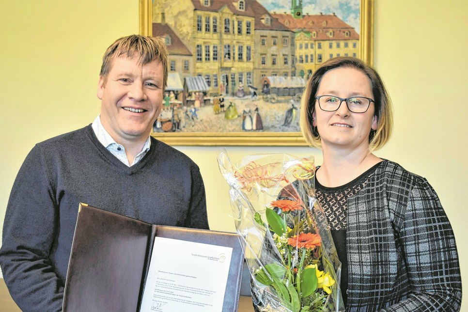 Oberbürgermeister Dr. Sven Mißbach übergibt Claudia Schneider die Ernennungsurkunde zur Frauen- und Gleistellungsbeauftragten.