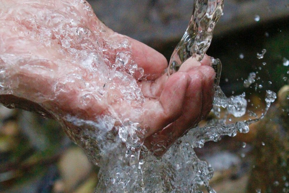 Einfaches Händewaschen mit Wasser reicht im Krankenhaus nicht, um sich vor gefährlichen Keimen zu schützen.  Die Elblandkliniken haben jetzt sogar ein neues Überwachungssystem eingeführt. Foto: pexels