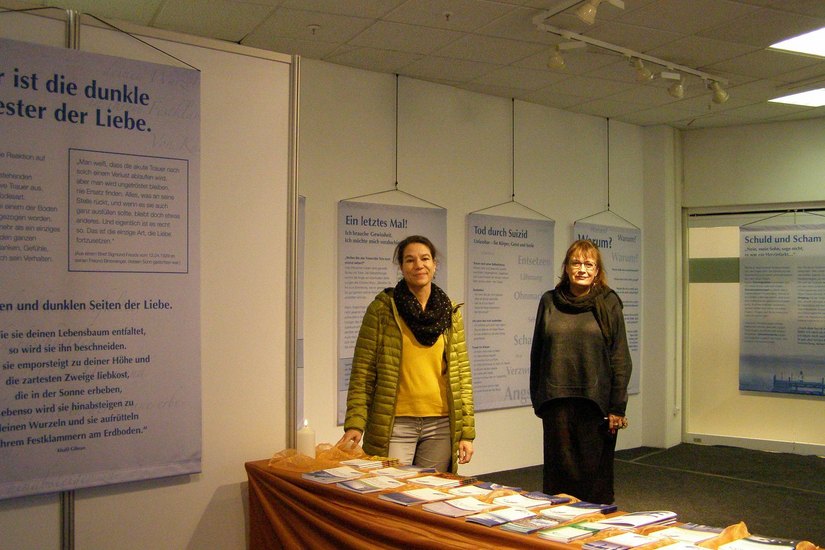 Corinna Preuß, Leiterin TelefonSeelsorge Cottbus (links) und Sylke Schulz-Apelt, Centermanagerin Lausitz Park. Foto: Agentur
