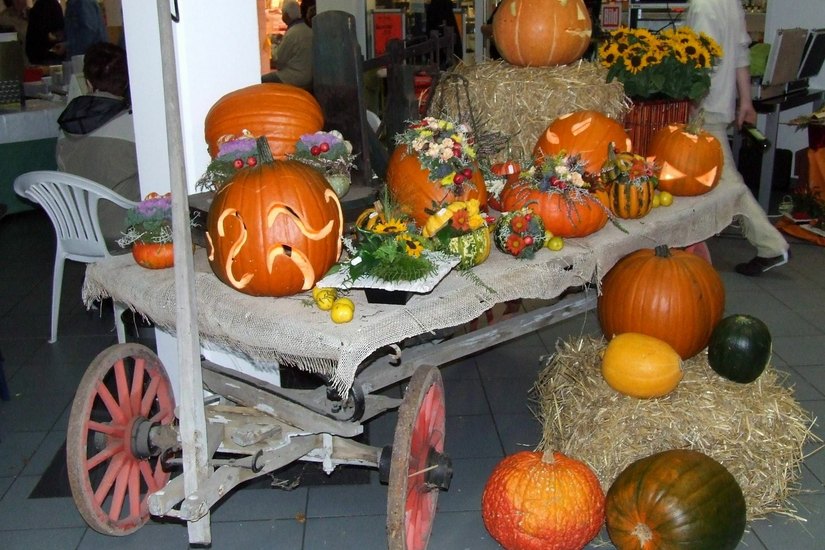 Stimmungsvolle Herbstdekorationen erwarten die Besucher in den Gassen der Altstadt. Foto: Wo