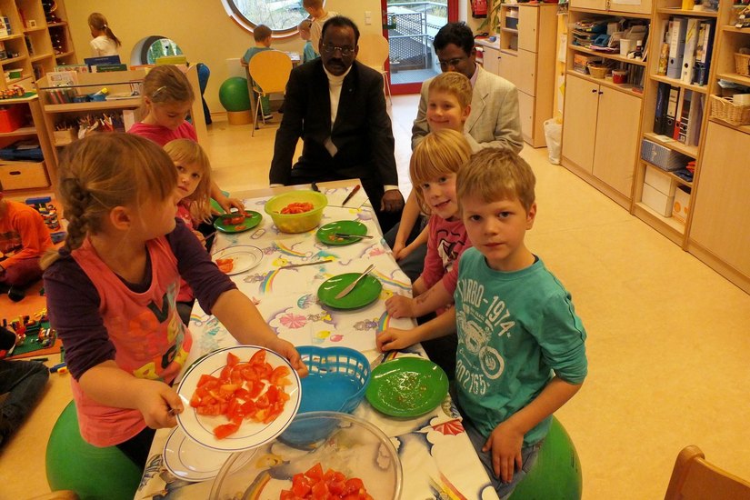 Die Mädchen und Jungen aus dem Kinderhaus Schatzinsel dürfen beim gemeinsamen Kochen natürlich auch helfen - hier beim Tomaten schneiden. (F.: rh)
