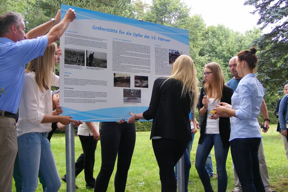 Auf dem Johannisfriedhof in Tolkewitz haben Schüler eine Informationstafel zu Kriegsopfern aufgestellt. Fotos: Riedel