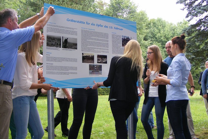 Auf dem Johannisfriedhof in Tolkewitz haben Schüler eine Informationstafel zu Kriegsopfern aufgestellt. Fotos: Riedel